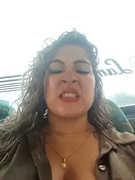 Sara smiiith211 online show from November 27, 2025, 7:03 pm