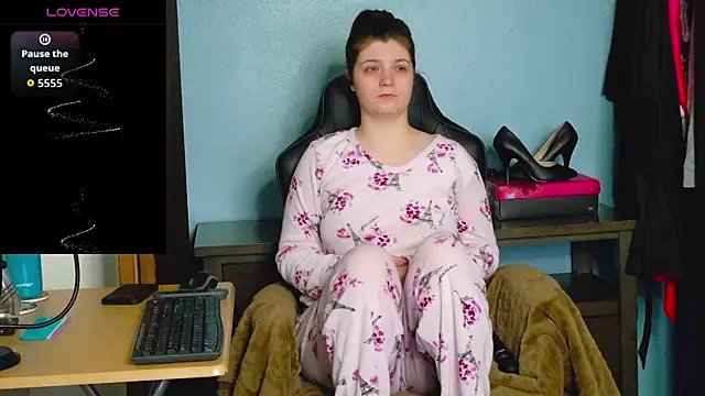 TreeJeanne online show from December 1, 2025, 2:45 am