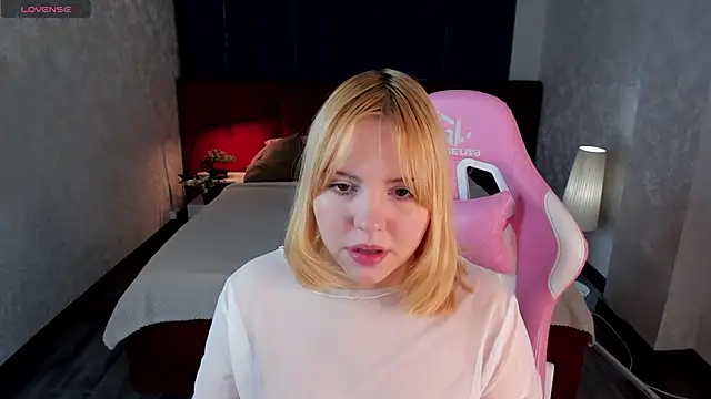 Snapshot of Stacy_Luv chatting on November 17, 2025, 9:13 am Stacy Luv online show from November 17, 2025, 9:13 am