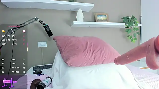 ashley nicoll online show from November 2, 2025, 1:38 pm