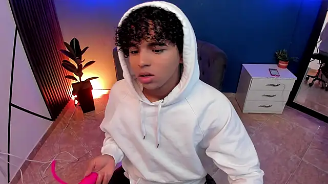 Snapshot of Noah_Smith04 chatting on November 5, 2025, 12:08 pm Noah Smith04 online show from November 5, 2025, 12:08 pm