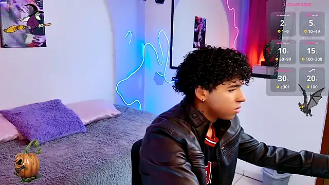 Snapshot of Noah_Smith04 chatting on October 25, 2025, 8:20 pm Noah Smith04 online show from October 25, 2025, 8:20 pm