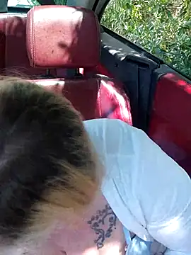 BecciDeluxe online show from April 15, 2026, 11:27 am