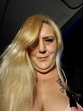 Snapshot of BecciDeluxe chatting on December 22, 2025, 8:42 pm BecciDeluxe online show from December 22, 2025, 8:42 pm