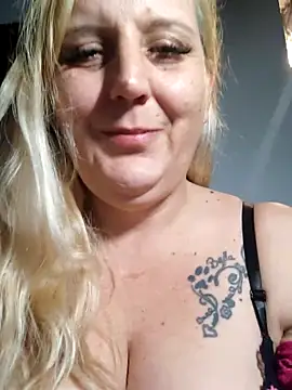 Snapshot of BecciDeluxe chatting on January 18, 2026, 7:50 pm BecciDeluxe online show from January 18, 2026, 7:50 pm