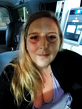 BecciDeluxe online show from October 4, 2025, 9:05 pm