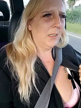 Snapshot of BecciDeluxe chatting on January 12, 2026, 3:19 pm BecciDeluxe online show from January 12, 2026, 3:19 pm