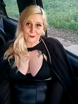 Snapshot of BecciDeluxe chatting on January 11, 2026, 4:58 pm BecciDeluxe online show from January 11, 2026, 4:58 pm