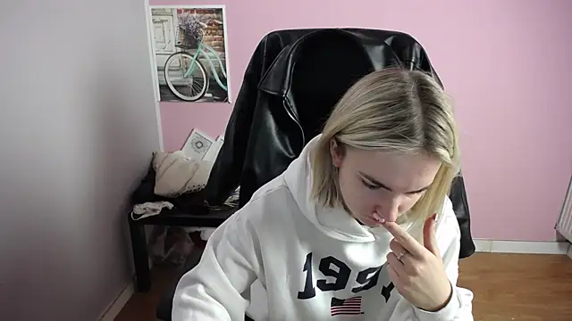 viktoria lovely online show from March 17, 2026, 7:33 am