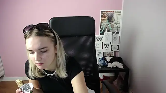 Snapshot of viktoria_lovely chatting on September 20, 2025, 9:25 am viktoria lovely online show from September 20, 2025, 9:25 am