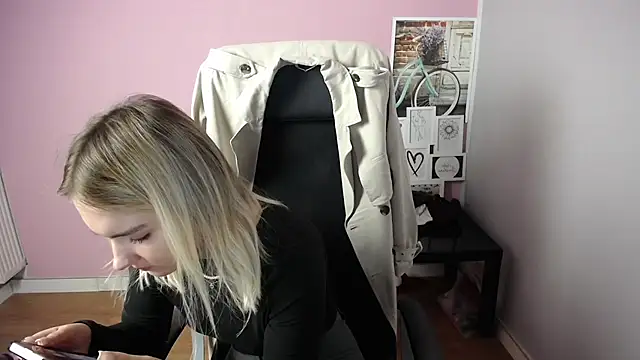 Snapshot of viktoria_lovely chatting on October 6, 2025, 7:09 am viktoria lovely online show from October 6, 2025, 7:09 am