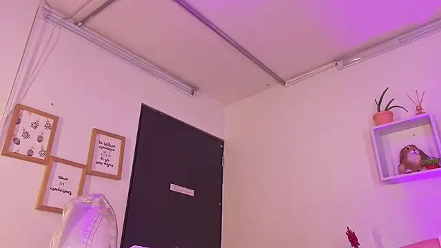 Snapshot of Tiarha chatting on November 25, 2025, 4:46 am Tiarha online show from November 25, 2025, 4:46 am