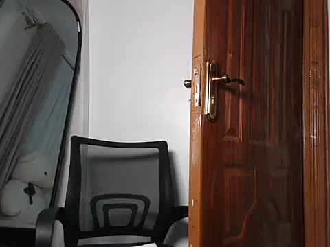 leslie bebby2 online show from April 23, 2026, 2:18 am