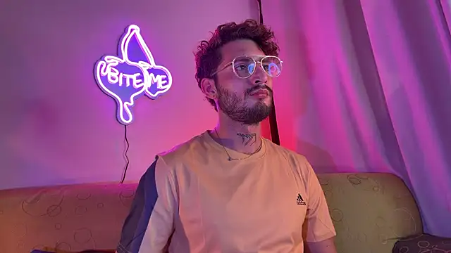 Snapshot of axel_giracr chatting on December 1, 2025, 10:32 pm axel giracr online show from December 1, 2025, 10:32 pm