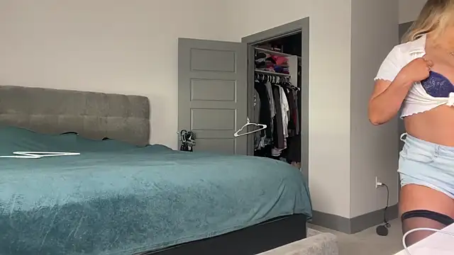 Snapshot of ElenaErickson chatting on December 9, 2024, 8:12 pm ElenaErickson online show from December 9, 2024, 8:12 pm