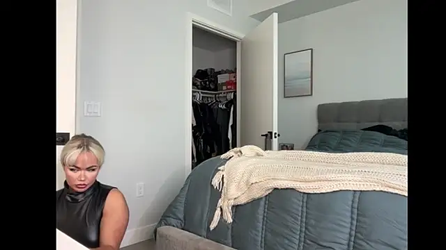 Snapshot of ElenaErickson chatting on October 6, 2025, 7:58 pm ElenaErickson online show from October 6, 2025, 7:58 pm