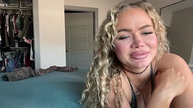 Snapshot of ElenaErickson chatting on January 27, 2025, 10:49 pm ElenaErickson online show from January 27, 2025, 10:49 pm