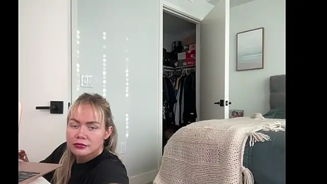 Snapshot of ElenaErickson chatting on June 8, 2026, 1:28 am ElenaErickson online show from June 8, 2026, 1:28 am