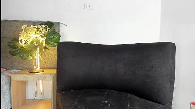 Snapshot of tom_colinn chatting on October 13, 2025, 11:23 am tom colinn online show from October 13, 2025, 11:23 am