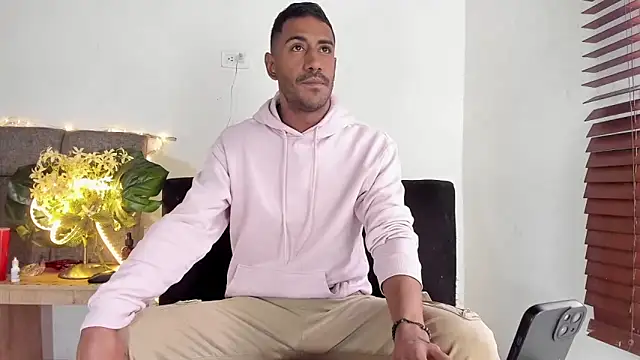 Snapshot of tom_colinn chatting on September 30, 2025, 4:57 pm tom colinn online show from September 30, 2025, 4:57 pm