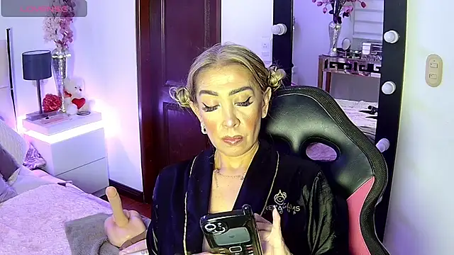 Snapshot of EvelinaGrey chatting on November 22, 2025, 10:19 pm EvelinaGrey online show from November 22, 2025, 10:19 pm