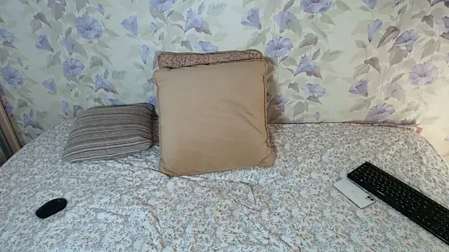 Snapshot of Louise_Lavender chatting on June 25, 2026, 1:58 am Louise Lavender online show from June 25, 2026, 1:58 am