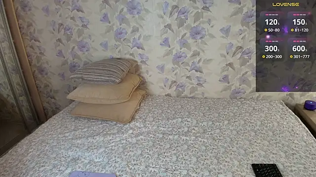 Snapshot of Louise_Lavender chatting on June 3, 2026, 3:18 am Louise Lavender online show from June 3, 2026, 3:18 am