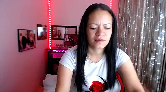 Snapshot of Cristal_w chatting on March 18, 2025, 12:17 pm Cristal w online show from March 18, 2025, 12:17 pm