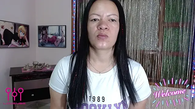 Snapshot of Cristal_w chatting on November 2, 2025, 1:49 pm Cristal w online show from November 2, 2025, 1:49 pm