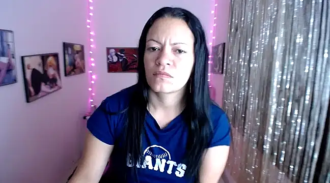 Snapshot of Cristal_w chatting on March 2, 2025, 5:41 pm Cristal w online show from March 2, 2025, 5:41 pm