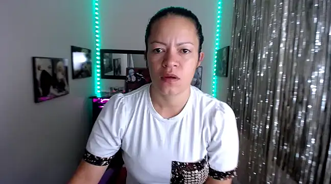 Snapshot of Cristal_w chatting on March 21, 2025, 12:17 pm Cristal w online show from March 21, 2025, 12:17 pm