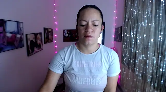 Snapshot of Cristal_w chatting on February 27, 2025, 12:23 pm Cristal w online show from February 27, 2025, 12:23 pm