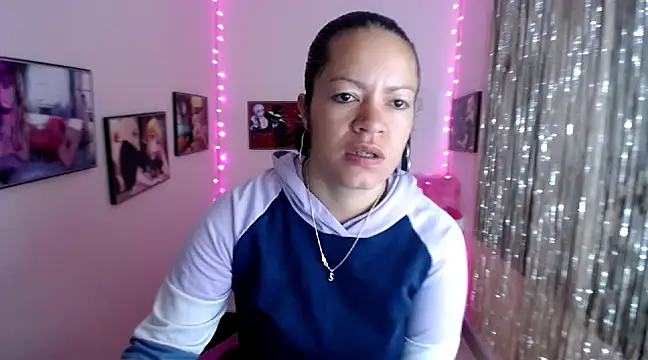 Snapshot of Cristal_w chatting on February 25, 2025, 12:16 pm Cristal w online show from February 25, 2025, 12:16 pm