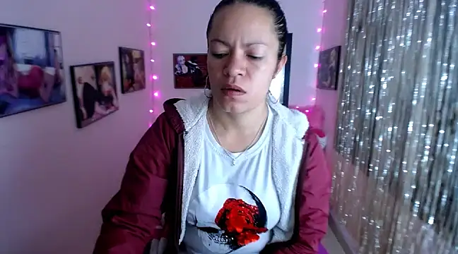 Snapshot of Cristal_w chatting on February 26, 2025, 12:38 pm Cristal w online show from February 26, 2025, 12:38 pm