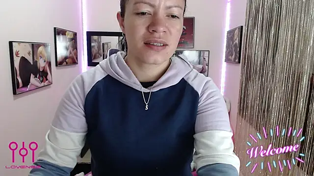 Snapshot of Cristal_w chatting on October 17, 2025, 12:29 pm Cristal w online show from October 17, 2025, 12:29 pm