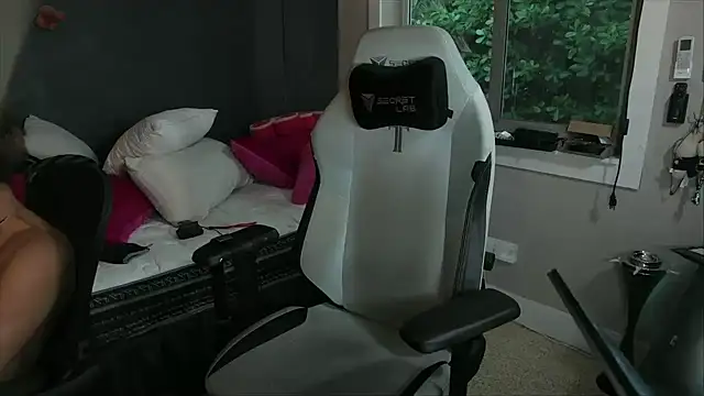 Snapshot of KingCal205 chatting on October 30, 2025, 10:39 pm KingCal205 online show from October 30, 2025, 10:39 pm