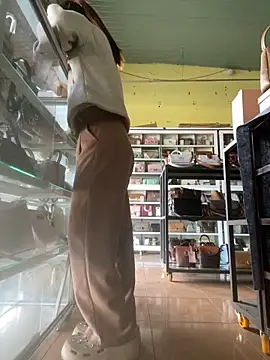 Snapshot of Rosa_998 chatting on December 18, 2025, 1:00 am Rosa 998 online show from December 18, 2025, 1:00 am