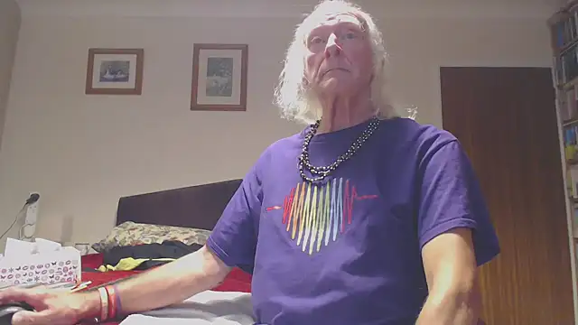 Snapshot of WaverlyKernow chatting on November 3, 2025, 1:37 pm WaverlyKernow online show from November 3, 2025, 1:37 pm