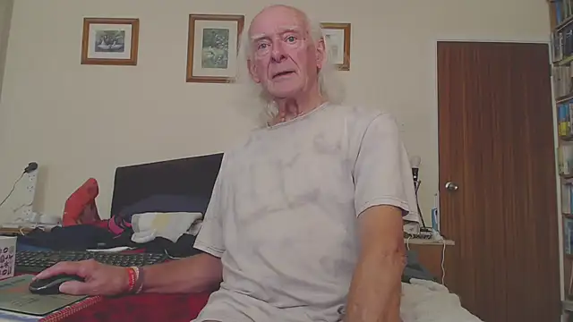 Snapshot of WaverlyKernow chatting on October 14, 2025, 3:34 pm WaverlyKernow online show from October 14, 2025, 3:34 pm