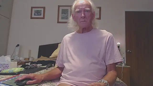 Snapshot of WaverlyKernow chatting on September 11, 2025, 1:55 pm WaverlyKernow online show from September 11, 2025, 1:55 pm