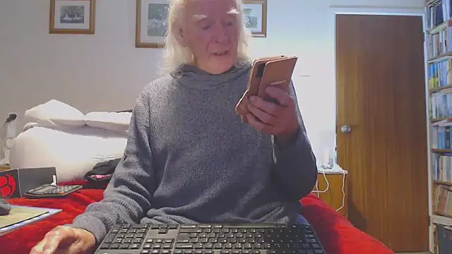 Snapshot of WaverlyKernow chatting on October 29, 2025, 8:57 am WaverlyKernow online show from October 29, 2025, 8:57 am