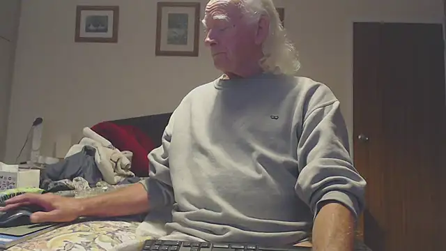 Snapshot of WaverlyKernow chatting on September 14, 2025, 2:17 pm WaverlyKernow online show from September 14, 2025, 2:17 pm