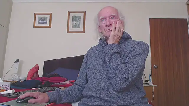 Snapshot of WaverlyKernow chatting on October 12, 2025, 1:01 pm WaverlyKernow online show from October 12, 2025, 1:01 pm