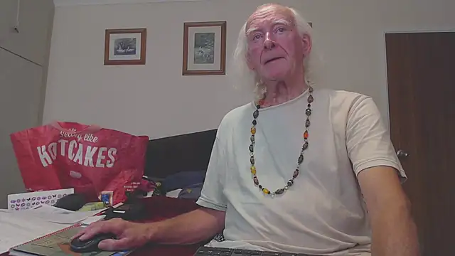 Snapshot of WaverlyKernow chatting on September 21, 2025, 1:38 pm WaverlyKernow online show from September 21, 2025, 1:38 pm