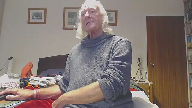 Snapshot of WaverlyKernow chatting on October 16, 2025, 2:03 pm WaverlyKernow online show from October 16, 2025, 2:03 pm