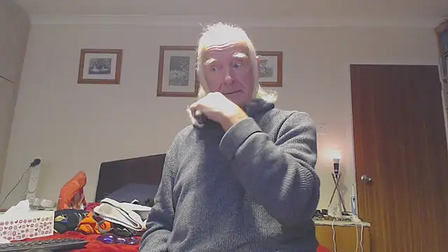 Snapshot of WaverlyKernow chatting on October 15, 2025, 1:30 pm WaverlyKernow online show from October 15, 2025, 1:30 pm