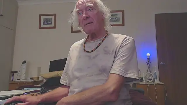 Snapshot of WaverlyKernow chatting on February 7, 2025, 12:39 pm WaverlyKernow online show from February 7, 2025, 12:39 pm