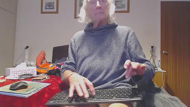 Snapshot of WaverlyKernow chatting on October 18, 2025, 12:18 pm WaverlyKernow online show from October 18, 2025, 12:18 pm