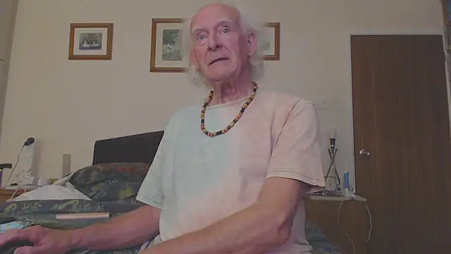 Snapshot of WaverlyKernow chatting on March 15, 2025, 4:43 pm WaverlyKernow online show from March 15, 2025, 4:43 pm