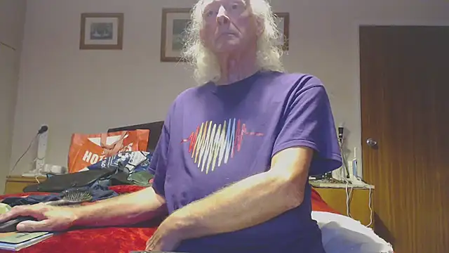 Snapshot of WaverlyKernow chatting on October 1, 2025, 6:56 pm WaverlyKernow online show from October 1, 2025, 6:56 pm